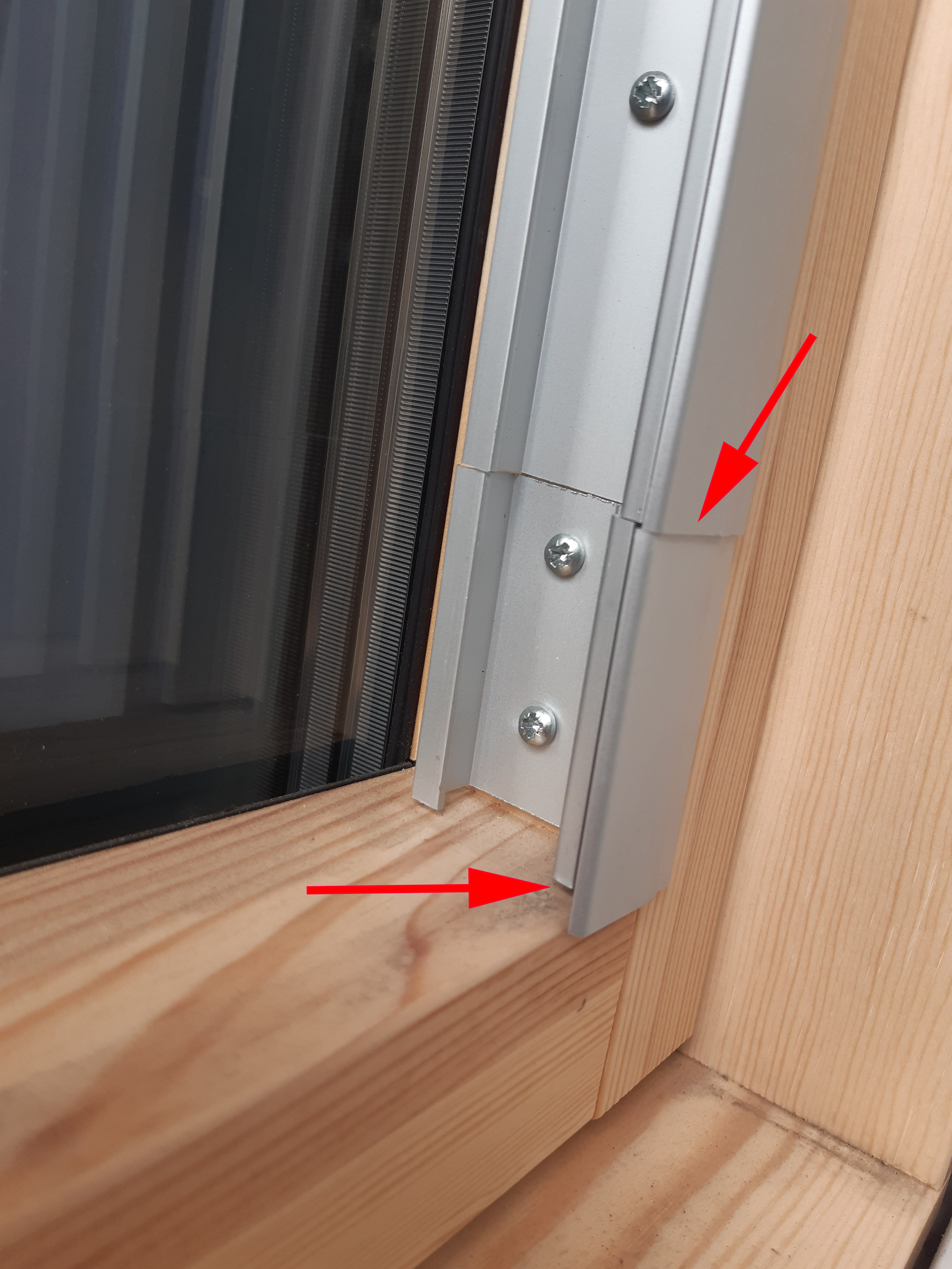 Zatemňovací rolety pro střešní okna s kolejnicemi, které se skládají z více částí.